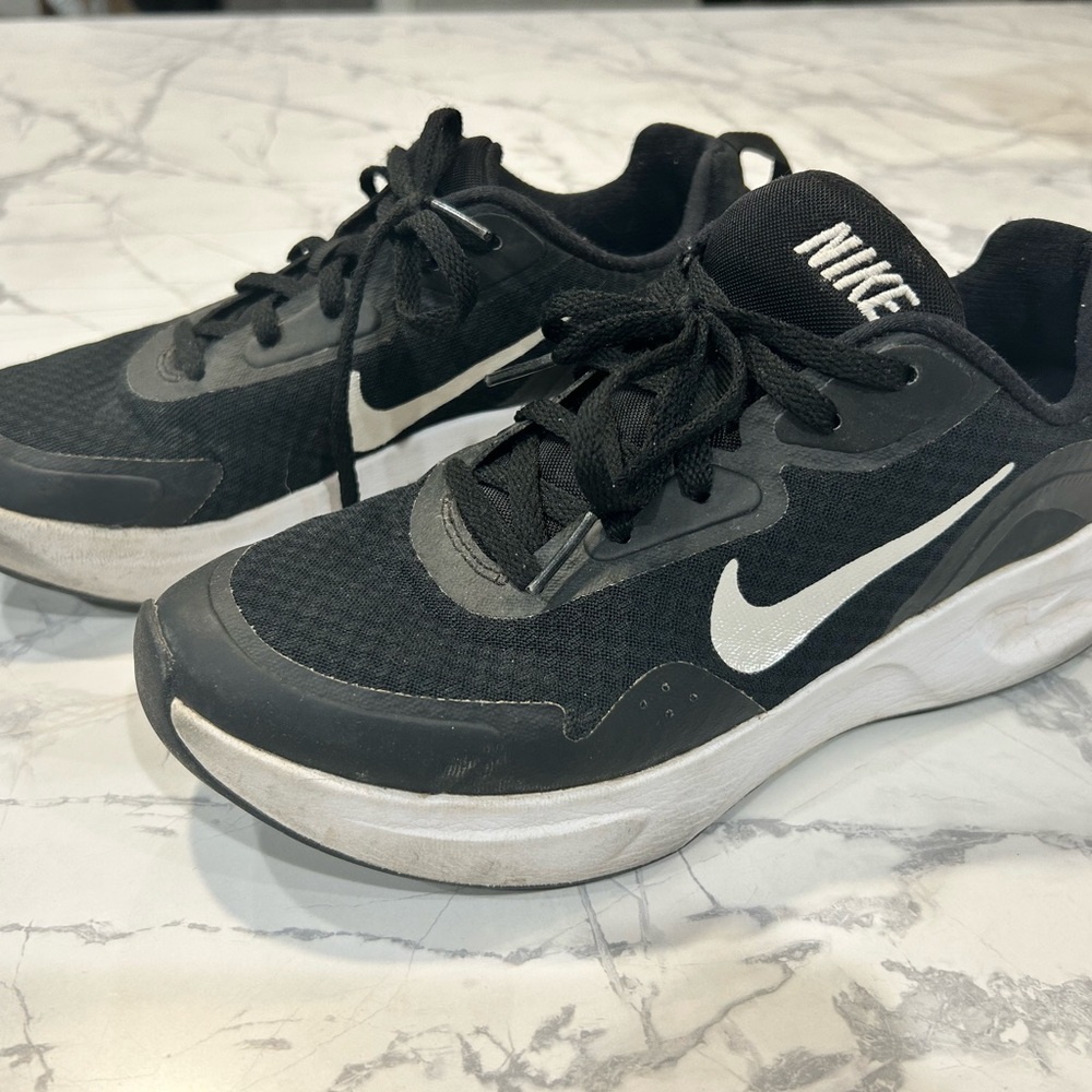 Women’s black Nike tennis shoes